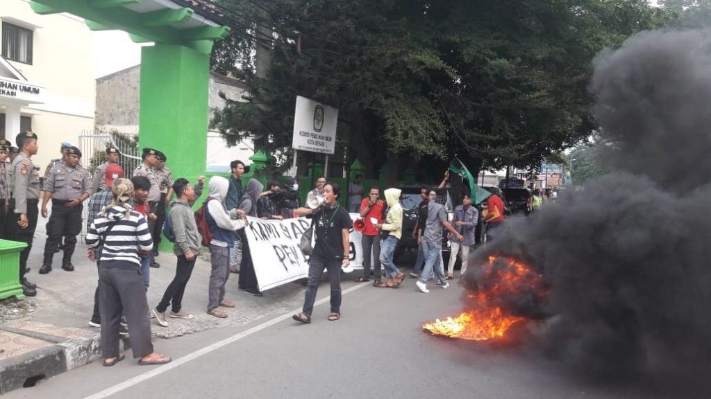 Mahasiswa-melakukan-demo-di-depan-KPUD-Kota-Bekasi (1)